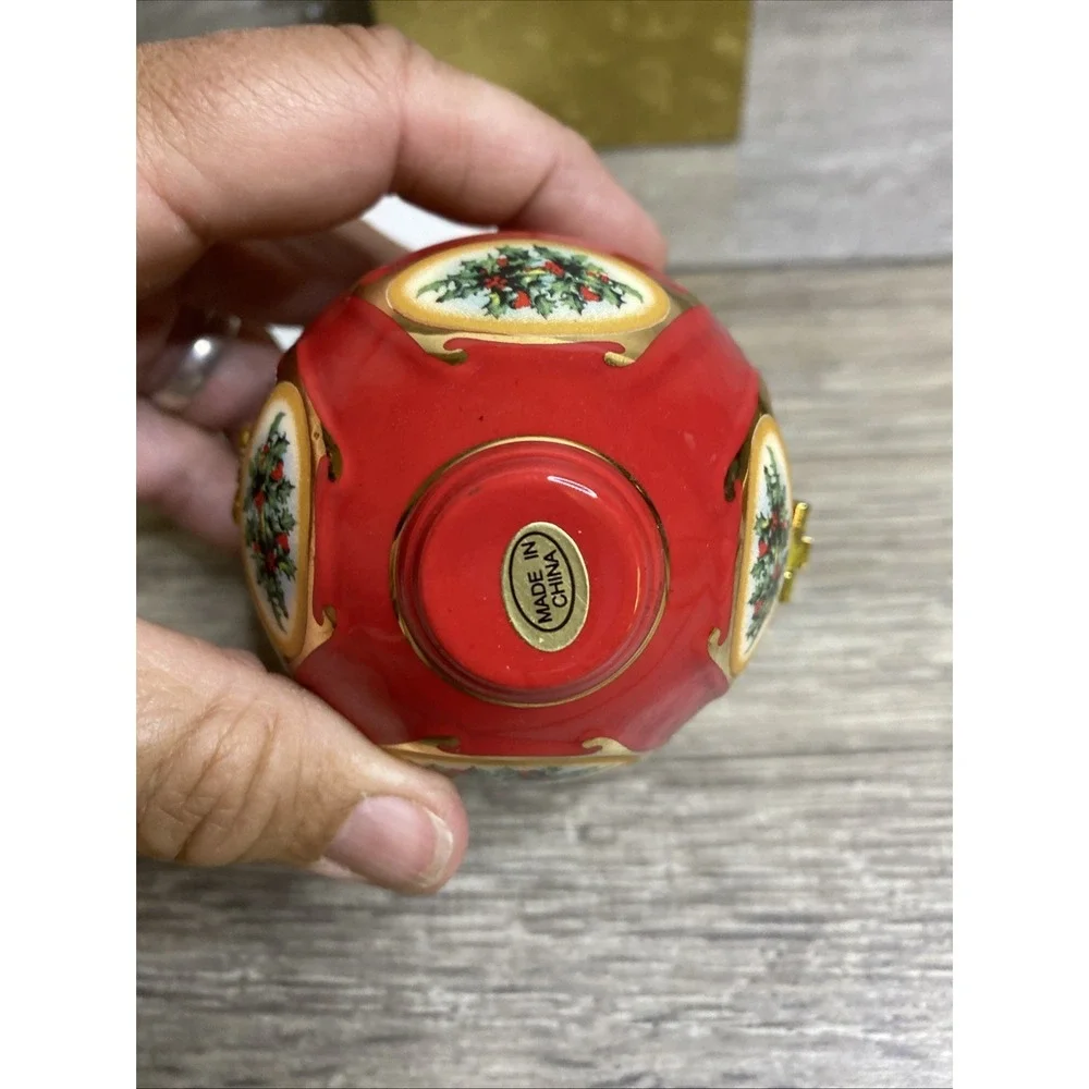 Mr. Christmas‎ Musical Egg Ornament Music Box Porcelain Valerie Parr Hill Red